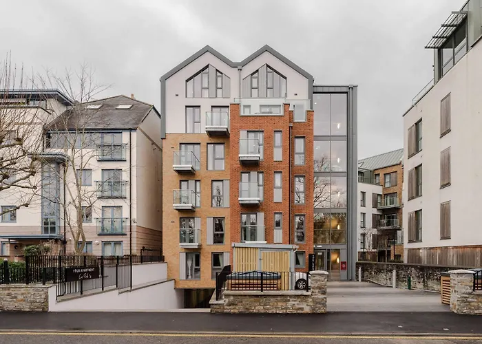 Waterside Living I Luxe Apartment